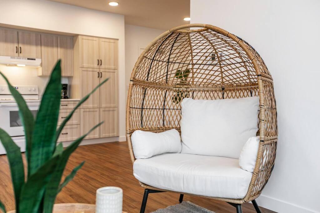 Bali Vibes Suite, Secure Ug Parking, 5 Min To Dt & Rogers Place, Long Stays, Fast Wifi Apartment Edmonton