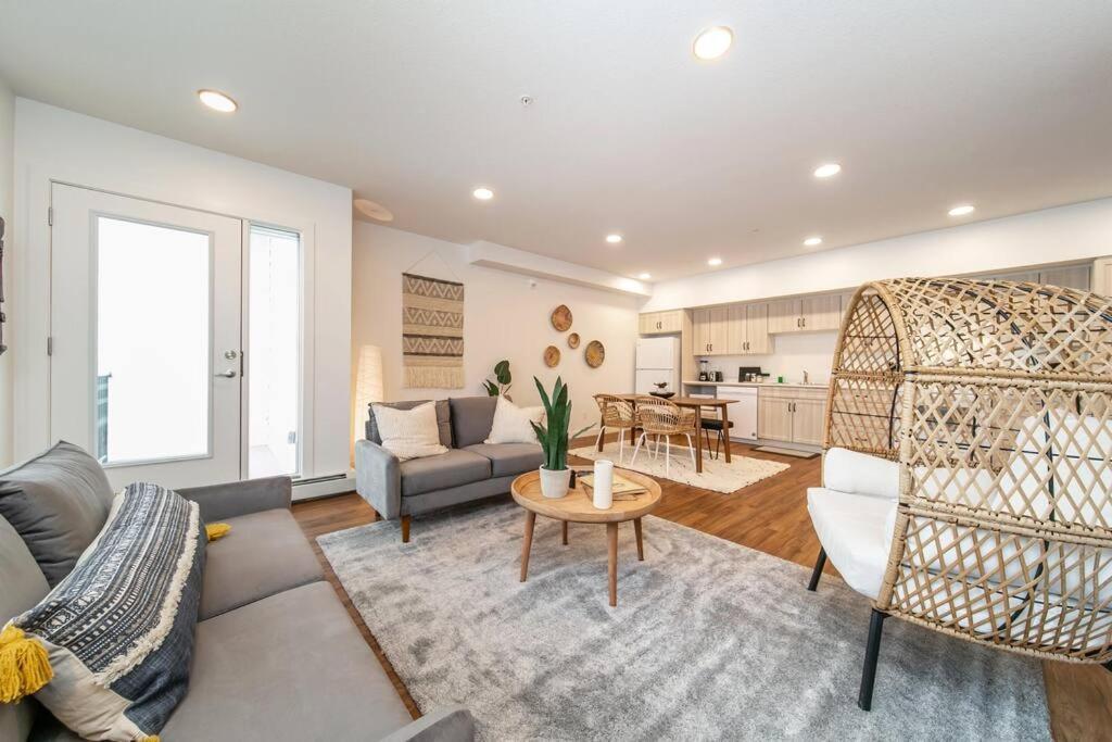 Apartment Bali Vibes Suite, Secure Ug Parking, 5 Min To Dt & Rogers Place, Long Stays, Fast Wifi Edmonton