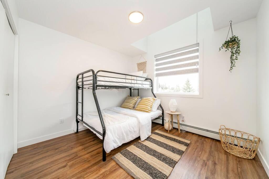Apartment Bali Vibes Suite, Secure Ug Parking, 5 Min To Dt & Rogers Place, Long Stays, Fast Wifi Edmonton