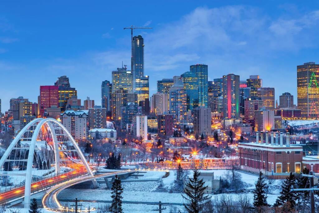 Bali Vibes Suite, Secure Ug Parking, 5 Min To Dt & Rogers Place, Long Stays, Fast Wifi Edmonton
