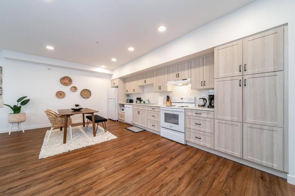 Bali Vibes Suite, Secure Ug Parking, 5 Min To Dt & Rogers Place, Long Stays, Fast Wifi * Edmonton