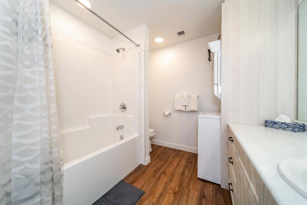 Apartment Bali Vibes Suite, Secure Ug Parking, 5 Min To Dt & Rogers Place, Long Stays, Fast Wifi Edmonton