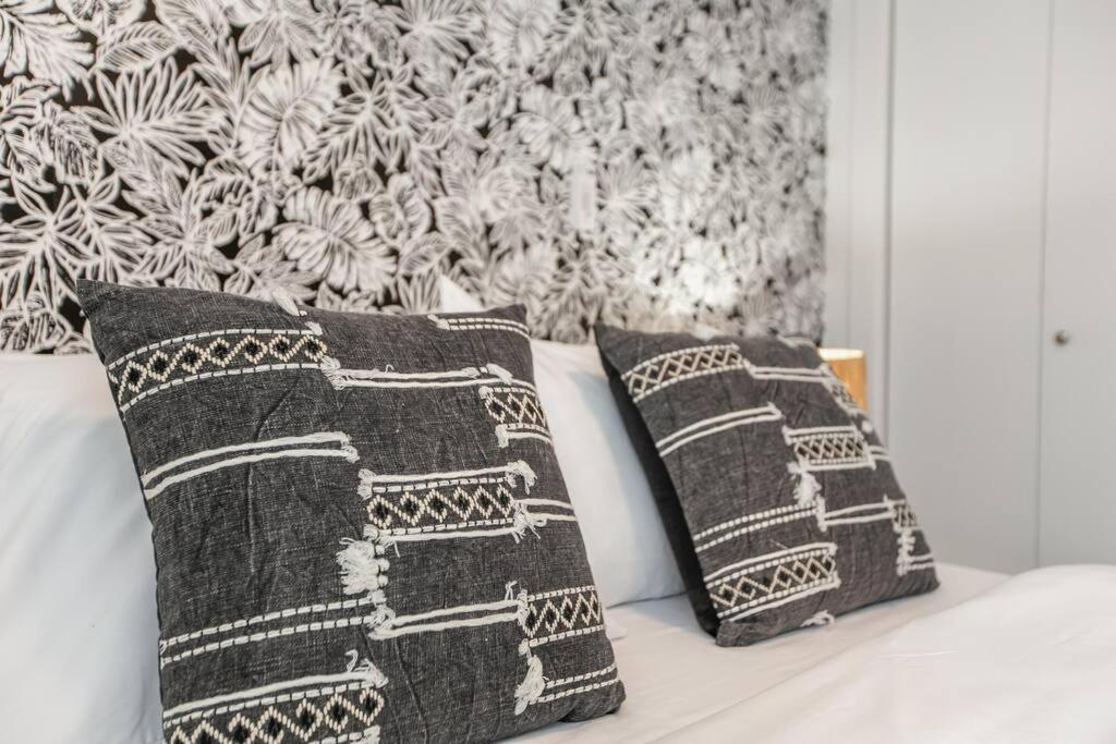 Bali Vibes Suite, Secure Ug Parking, 5 Min To Dt & Rogers Place, Long Stays, Fast Wifi * Edmonton